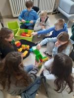 Uczniowie klas 6 odkrywają świat robotyki z robotem Dash